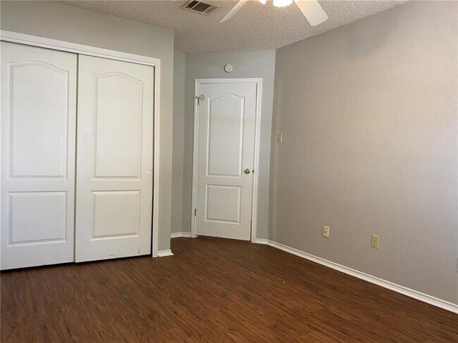 Building Photo - 1707 Timberwood Dr