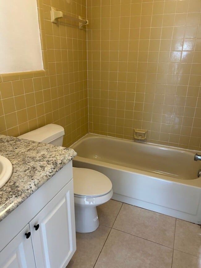 Building Photo - Well maintained 1/1 in a 55+ community