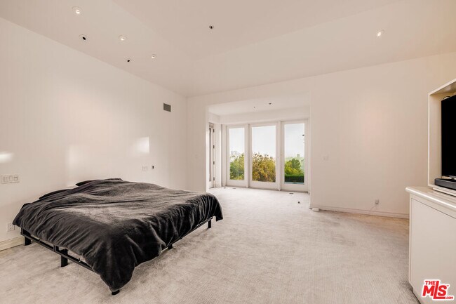 Building Photo - 1136 Calle Vista Dr