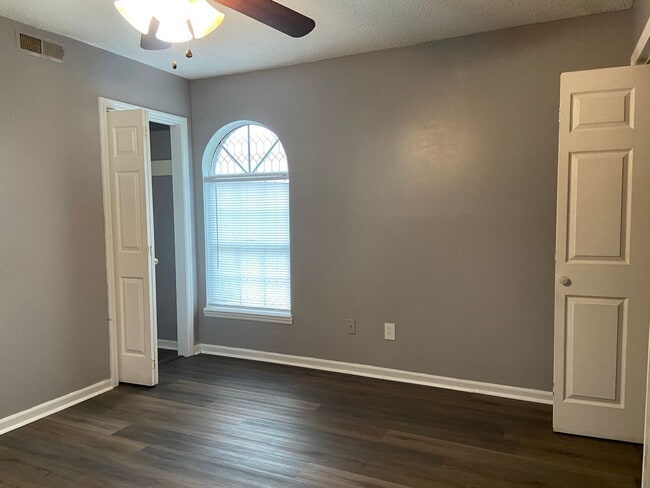 Building Photo - 1 Bedroom, 1 Bathroom Condo in High Point!