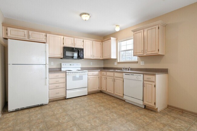 Building Photo - 2 bedroom 1.5 bath in Oak Grove-Available in July