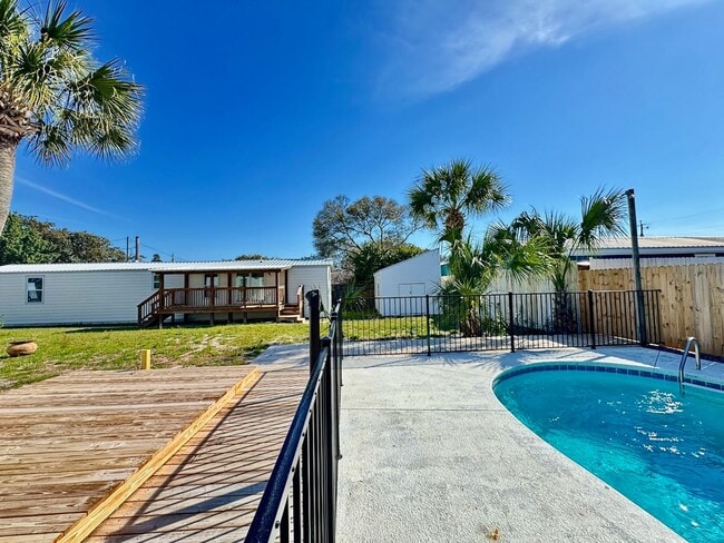 Building Photo - Recently Renovated 2 Bedroom / 2 bathroom ...