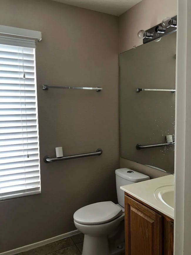 Building Photo - COMING SOON! 3 Bed/ 2 Bath Home in Arrowhead Lakes