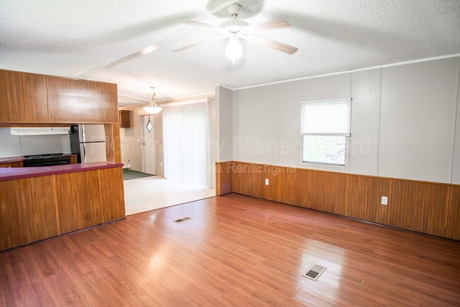 Building Photo - 821 Hillvale Rd