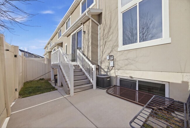 Building Photo - Stunning townhome on Sleepy Ridge