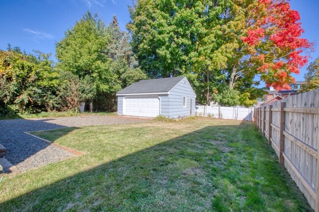 Building Photo - Duplex style 2 bedroom updated