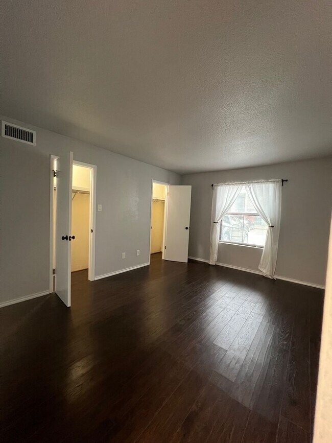 Building Photo - College Station - 1 bedroom / 1 bath Condo...