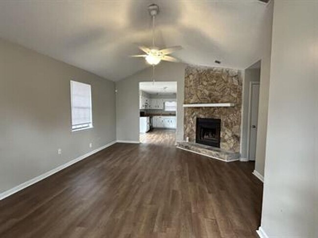 Building Photo - 220 Garden Cir