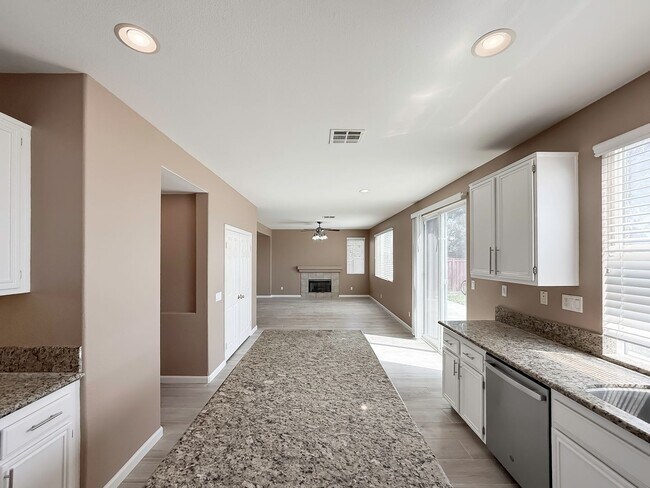 Building Photo - AVAILABLE NOW! 5 Bedroom, Cut-DeSac Home for Rent in a Beautiful, Murrieta Community!