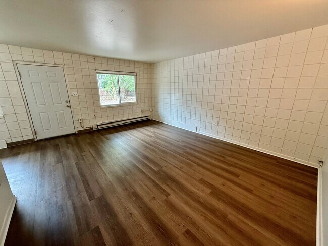 Building Photo - 509 S Bryan Ave