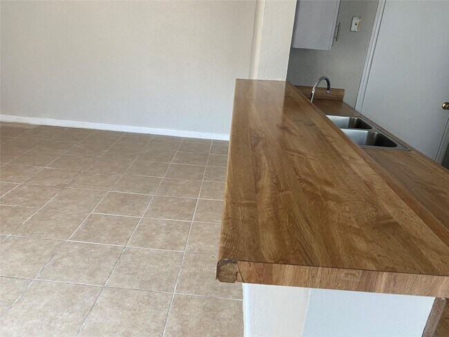 Building Photo - Limestone Dr. Duplex