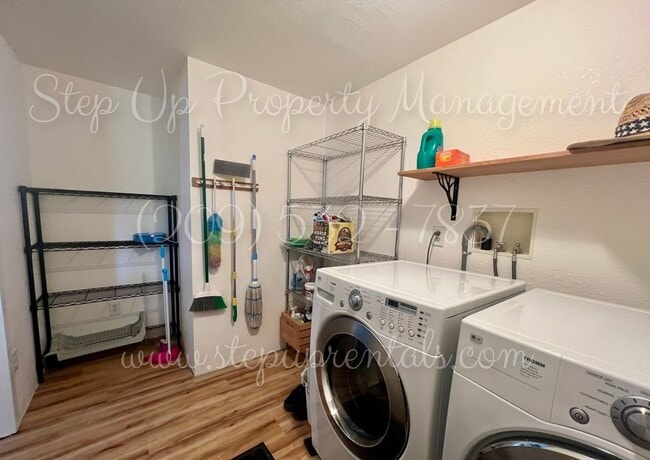 Building Photo - Charming 3 Bedroom Willow Springs Retreat Near Lake, Park & Clubhouse with Solar!