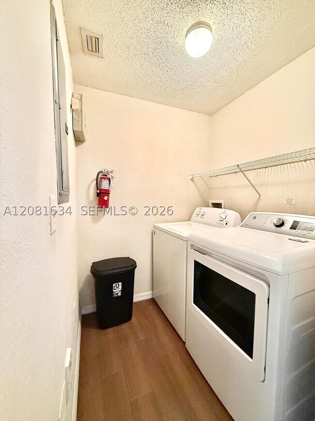 Building Photo - 3023 Alcazar Pl