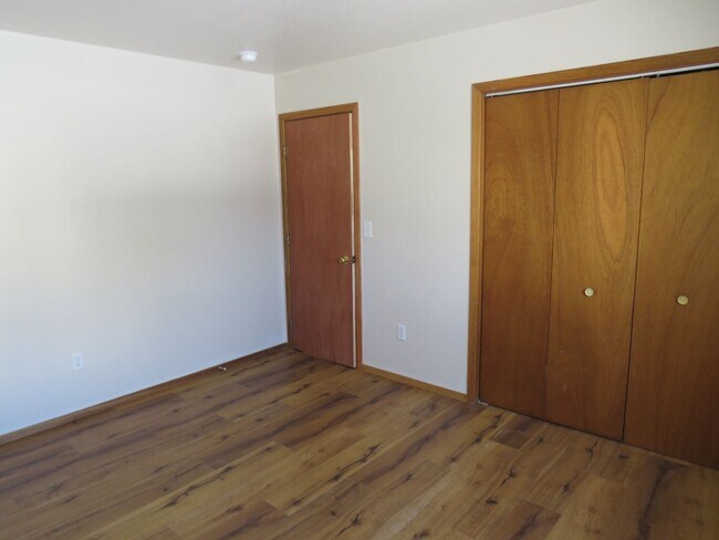 Building Photo - 2 Bedrooms 1 Bathroom 4 Plex - Belgrade