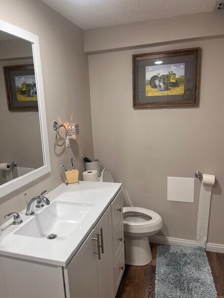Building Photo - 102 Pineland Ln