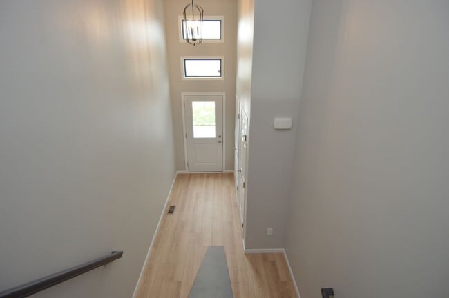 Building Photo - 4 bed 2 bath Townhome for rent!