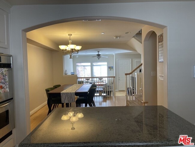 Building Photo - 717 E Olive Ave