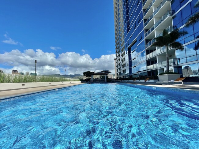 Building Photo - 555 South St