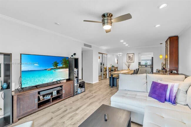 Building Photo - 805 W Oakland Park Blvd