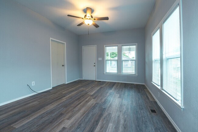 Building Photo - Beautiful 2 Bed 1 Bath in Quiet Area