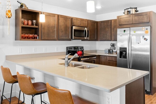 Building Photo - Top Floor-Gorgeous Unit Stunning Views-Luxury