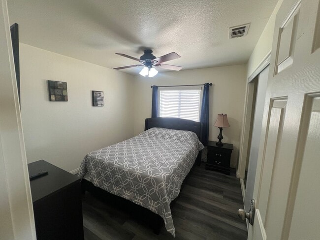 Building Photo - Spacious 4-Bedroom Home in Desirable Apple Valley Neighborhood