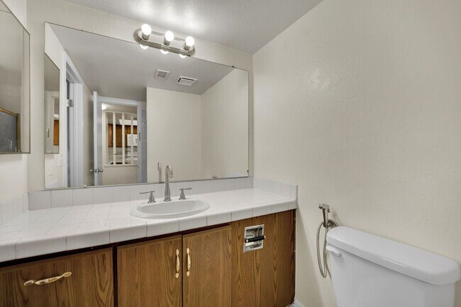 Building Photo - Very Nice 2bd/2ba Condo!! Gated Friendly Community w/ Pool!!
