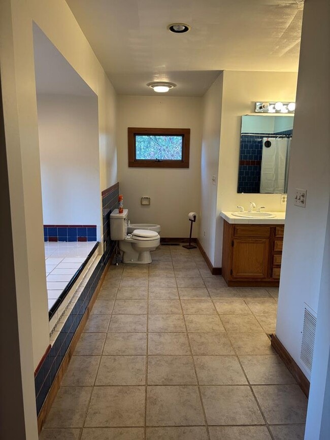 Building Photo - 9077 Henderson Ln