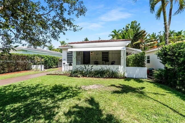 Building Photo - 1107 El Rado St