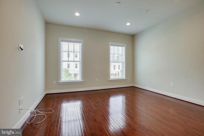 Building Photo - 723 Diamond Ave