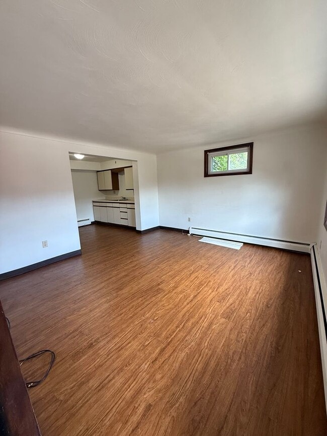 Primary Photo - 2 Bedroom 1 Bathroom Apartment For Rent!