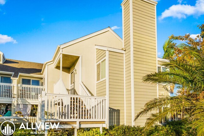 Building Photo - OCEAN VIEWS AND UPGRADED 2 BED/ 2 BATH UPP...