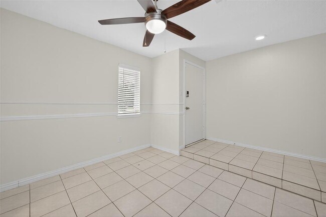 Building Photo - 23223 Naples Dr