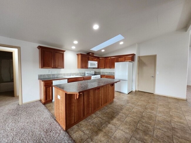 Building Photo - Spacious 3 bedroom/2 bath on Cul-de-Sac, 3...