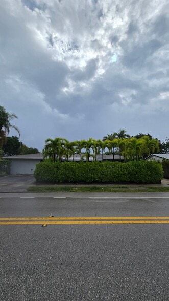 Building Photo - 2808 Middle River Dr