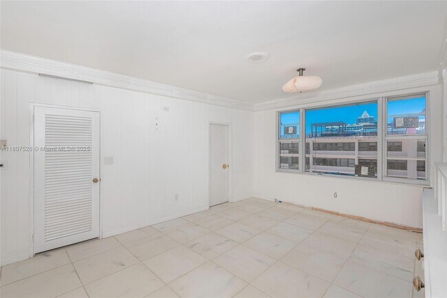 Building Photo - 5255 Collins Ave