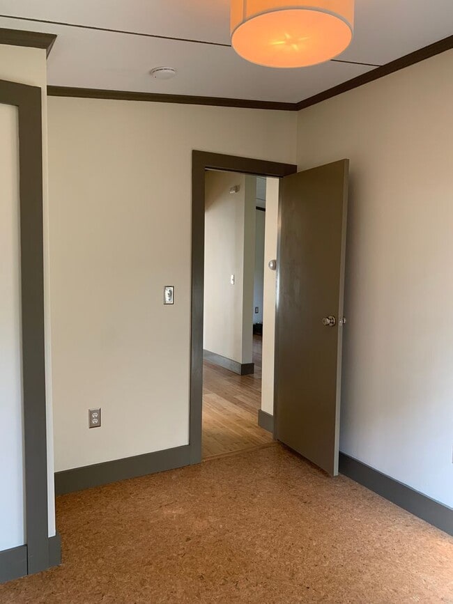 Building Photo - Beautiful Renovated House on Private Count...