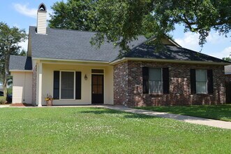 Building Photo - Beautiful 3 bedroom on corner lot in Azalea Lakes