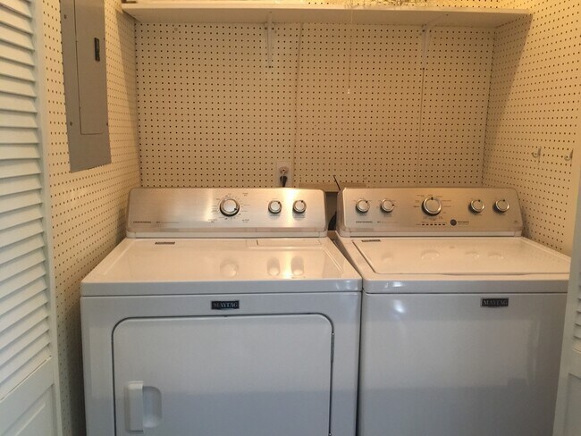 Building Photo - Charming 3 Bedroom, 2 Bath Home - Downtown...