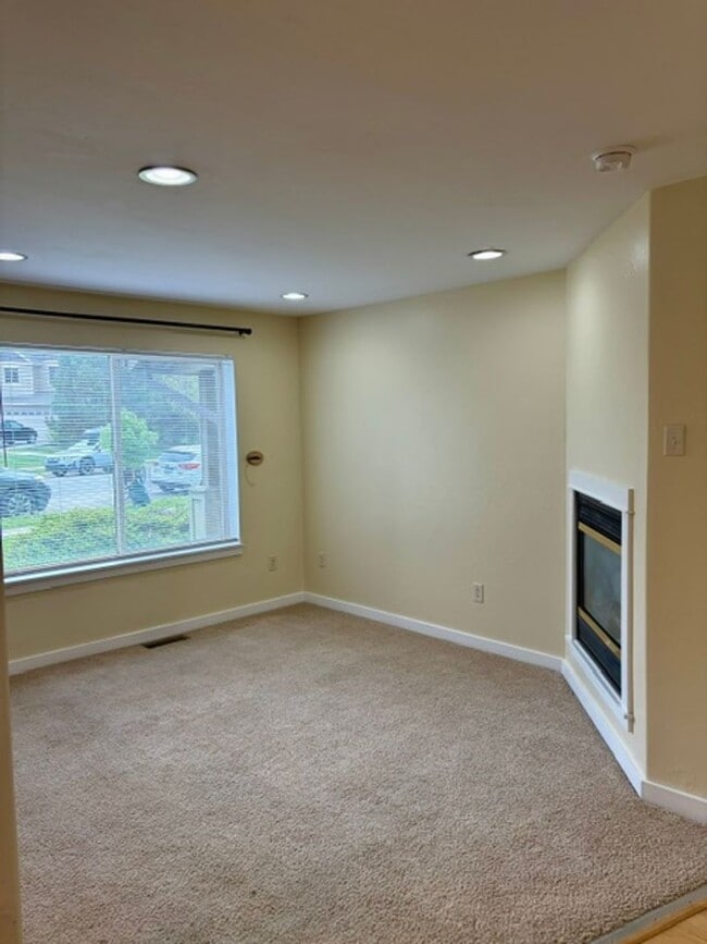 Building Photo - 3 Bedroom, 2.5 Bathroom Townhouse with Fireplace