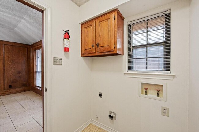 Building Photo - 504 Warbler Dr