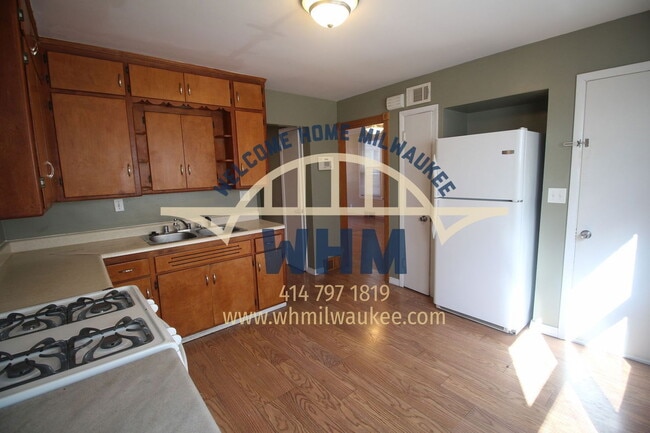 Building Photo - 331 E Deer Pl