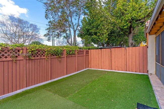 Building Photo - 30 SE 6th Rd