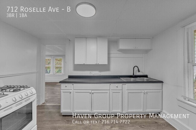 Building Photo - 712 Roselle Ave