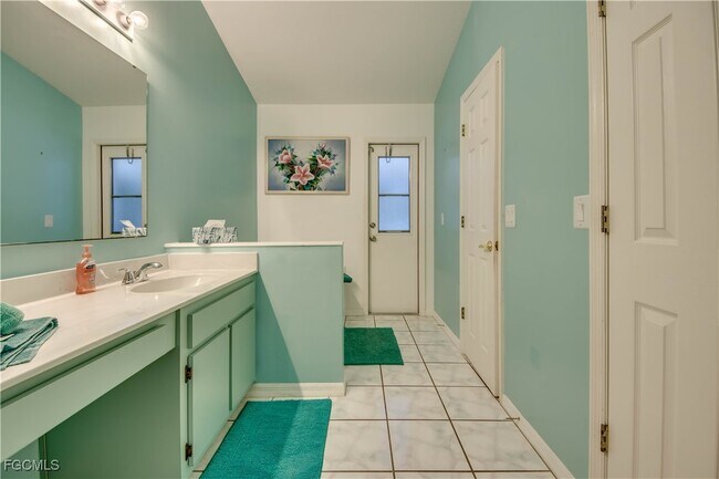 Building Photo - 4406 SW 25th Ave