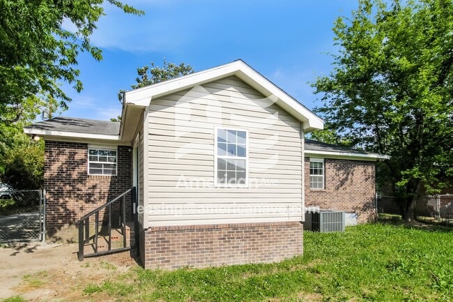 Building Photo - 425 Petunia Ave