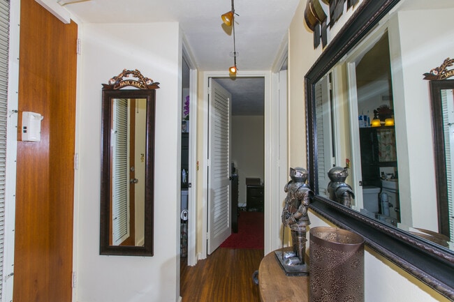 Building Photo - 1511 Nuuanu Ave