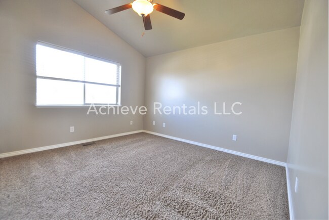 Building Photo - 564 800 E
