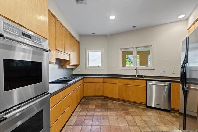 Building Photo - 3307 Rivercrest Dr