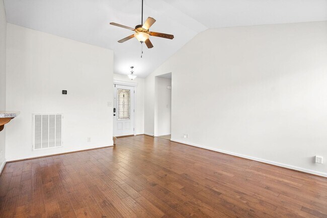 Building Photo - 3 Bedroom 2 Bath Pet Friendly Home For Rent Near Post!